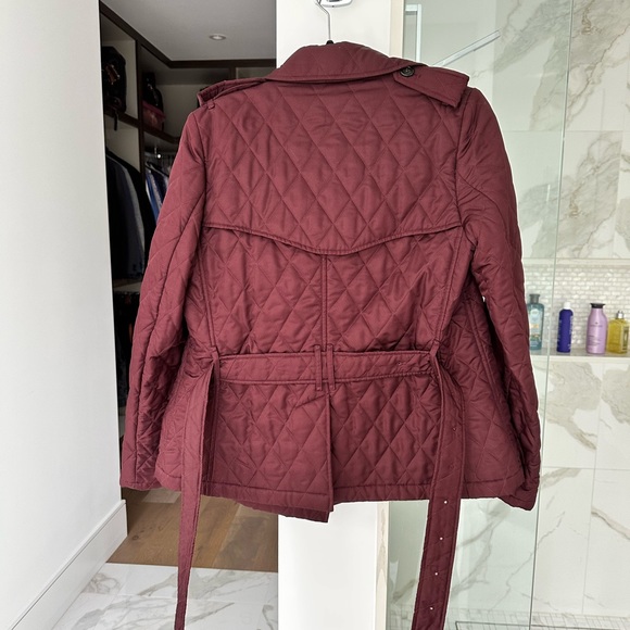 Burberry Women’s classic quilted coat with belt. - Picture 5 of 10